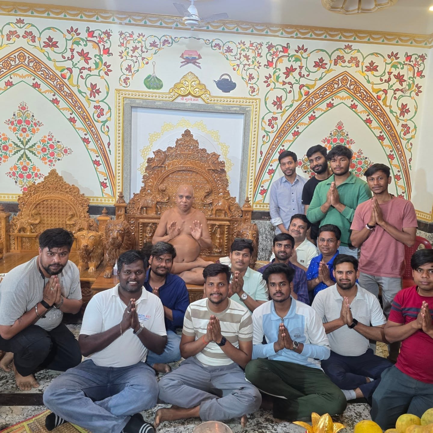 Param Pujya Pragya Shraman Sarvodayi Rashtra Sant Saraswatacharya Shri 108 Devanandi Ji Gurudev with Dada Art Team